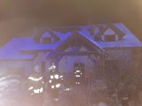 Nocny pożar domu w Borowej pod Wrocławiem. Jedna osoba poparzona, rodzina bez dachu nad głową