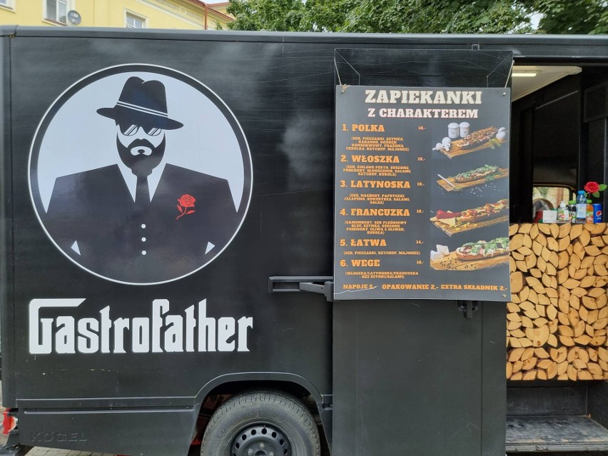 Food trucki zaparkowały na Rynku w Przemyślu. Zobacz, co można smacznego zjeść [ZDJĘCIA]