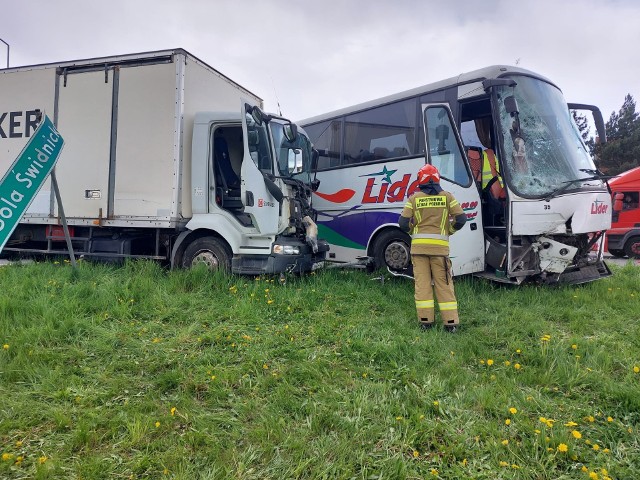 Do wypadku doszło na 56. kilometrze DK35, w miejscowości Szczepanów. Ucierpiały w nim dwie osoby, policja wyjaśnia okoliczności zdarzenia.