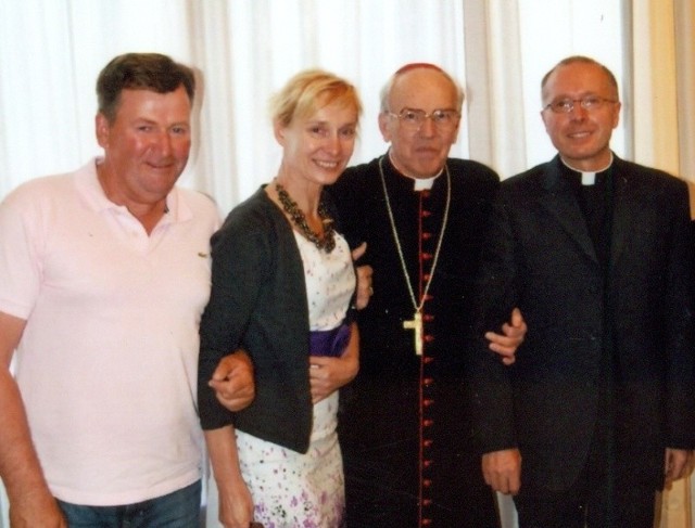 Ks. Janusz Stepnowski z kardynałem Giovannim Battistą Re, siostrą Jolantą Szabłowską i szwagrem Andrzejem Szabłowskim