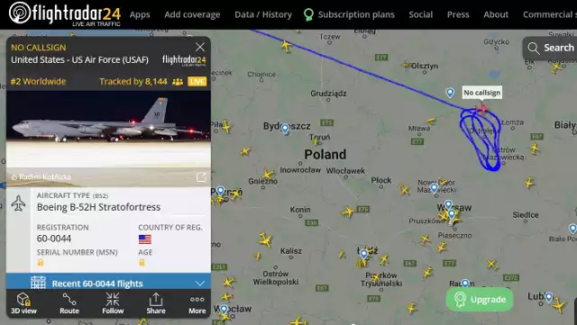 Na aplikacji Flight Radar widać trasę samolotu