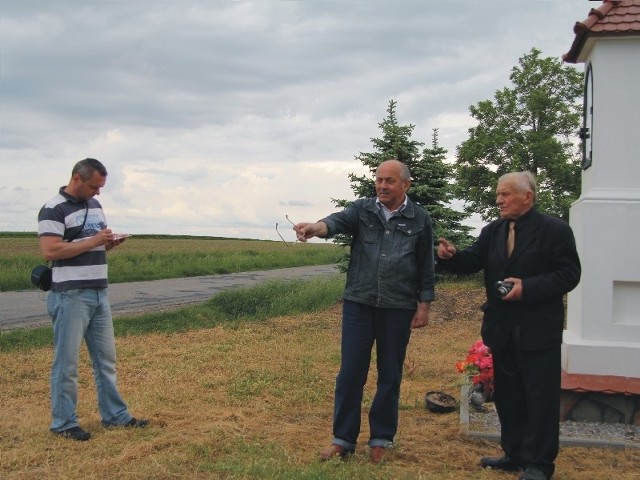 W tym miejscu, jak pamięta Izydor Miara (nz. z prawej) są pochowani niemieccy żołnierze. Obok pasjonat historii Stanisław Dąbrowski (w środku) i wolontariusz Fundacji "Pamięć&#8221; Dariusz Marciniak.