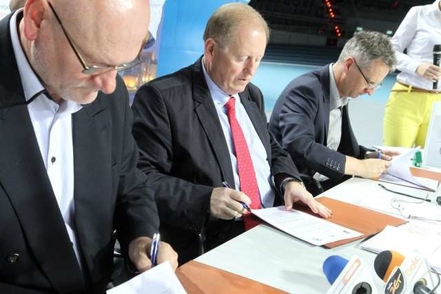 Jerzy Mróz (w środku), prezes Fundacji Huberta Wagnera, a także Michał Zaleski (z lewej), prezydent Torunia oraz Roman Skibiński (z prawej), prezes spółki Toruńska Infrastruktura Sportowa, podpisali umowę