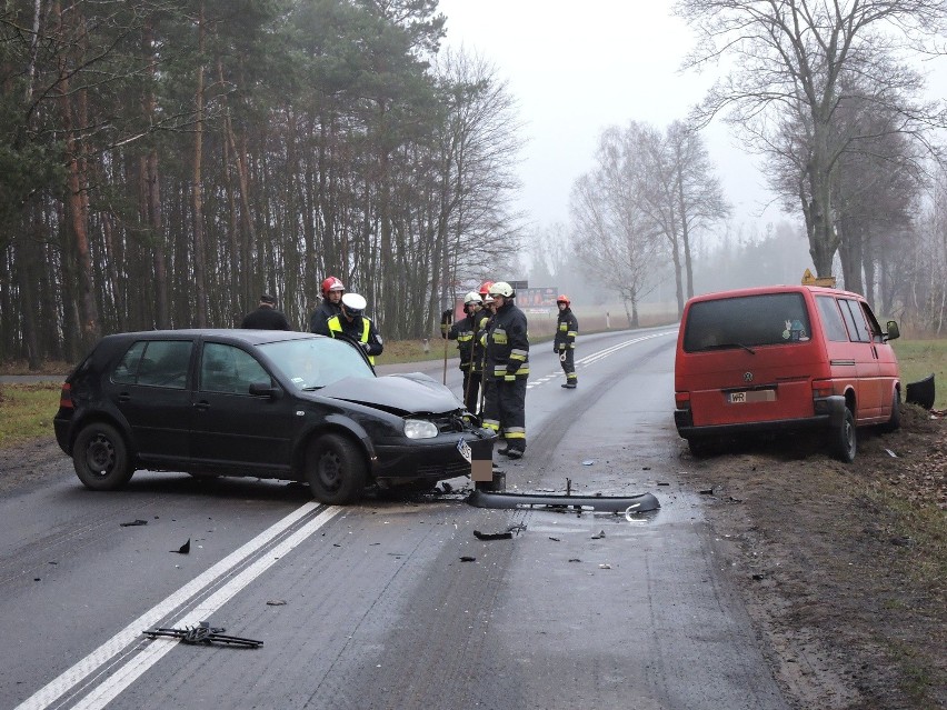 Wypadek w Zabrodziu. W szpitalu pasażer volkswagena transportera (ZDJĘCIA, WIDEO)