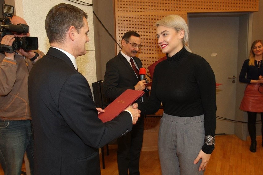 Studenci kieleckiego uniwersytetu odebrali stypendia Ministra Nauki i Szkolnictwa Wyższego