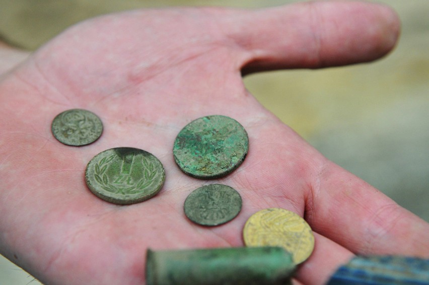 W fosie i okolicy archeolodzy znaleźli m. in. monety. Są też...