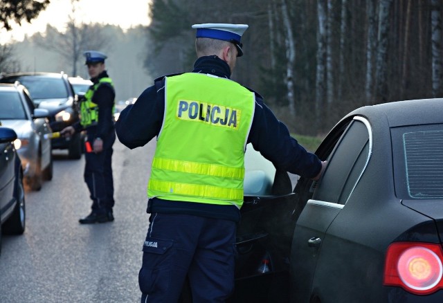 W ciągu jednej doby w ręce podlaskich policjantów wpadło ponad 40 kierowców na "podwójnym gazie"
