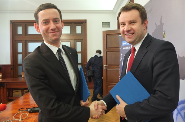 Prezydent Opola Arkadiusz Wiśniewski (z prawej) i Marcin Ociepa, nowy przewodniczący rady miasta.