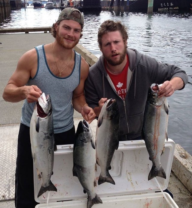 Skoro nowy bramkarz Orlika Frank Slubowski (z lewej) łapie takie ryby, to i z małym hokejowym krążkiem nie ma problemów.
