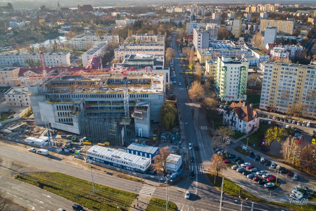 Gmach nowego Sądu Rejonowego w Toruniu przy placu Zwycięstwa rośnie w szybkim tempie. Inwestycja za 137,5 mln zł, której głównym wykonawcą jest Warbud, ma być gotowa w 2021 roku.Zobacz także: Opel stoczył się ze skarpy na tory przy placu Pokoju Toruńskiego. Mamy zdjęciaSpółka Warbud z Warszawy to wykonawca imponujących skalą inwestycji budowlanych, drogowych, kolejowych i mostowych w kraju. Firma podzielona jest na regiony. Oddział Północ obejmuje m.in. Toruń i Bydgoszcz. Budowa nowego sądu w Toruniu jest kolejna inwestycją spółki w naszym mieście. z Powodzeniem zrealizowała ona już m.in. rozbudowę Wydziału Biologii UMK.CZYTAJ DALEJ >>>>>