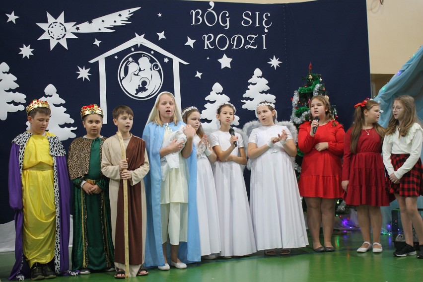Piękne jasełka w szkole w Miedzierzy. Dzieci mówiły wierszyki, składały Jezusowi dary i śpiewały kolędy. Zobacz zdjęcia