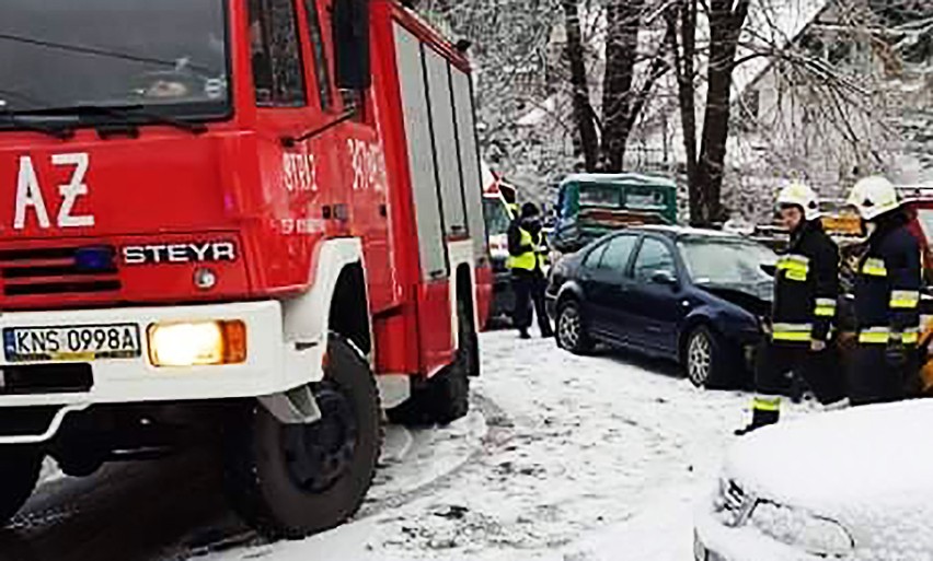 Osobówką rozbił mercedesa i staranował spychacz. Życie ocalił mu wystrzał poduszek