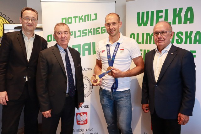 Wiceprezes Regionalnej Rady Olimpijskiej Tomasz Rosset, wójt gminy Łowicz Andrzej Barylski, olimpijczyk Zbigniew Bródka, prezes RROl Mieczysław Nowicki