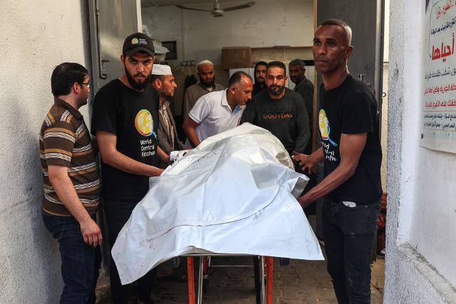 Z kostnicy szpitala w Rafah ciała zabitych zostały przewiezione na granicę z Egiptem