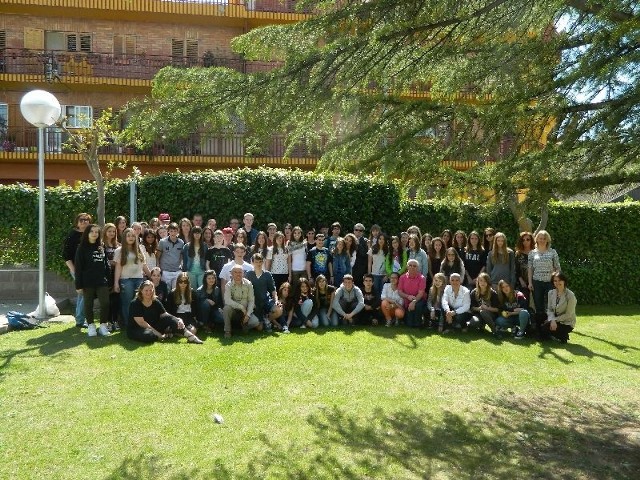 Uczestnicy spotkania na dziedzińcu szkoły  w Almacelles