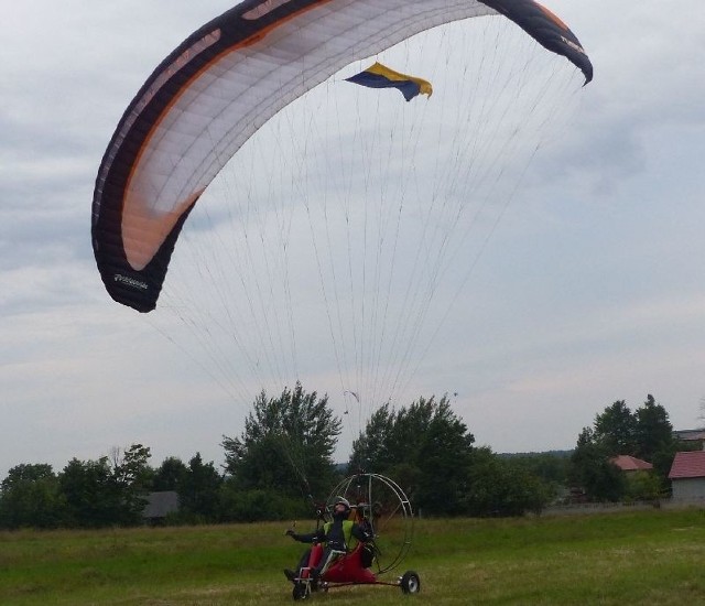 Na motoparalotni powiewa flaga narodowa Ukrainy - w geście solidarności.