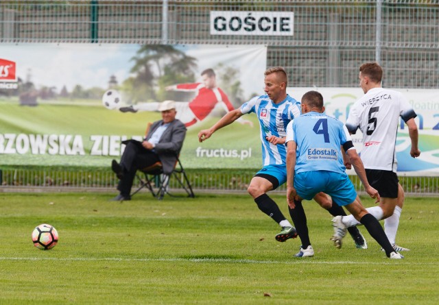 Świt Szczecin (błękitne stroje) zwycięskiego gola strzelił w końcówce meczu.