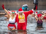 Morsowanie w Parku Lisiniec w Częstochowie. Ludzie kąpali się w strojach Świętego Mikołaja ZDJĘCIA
