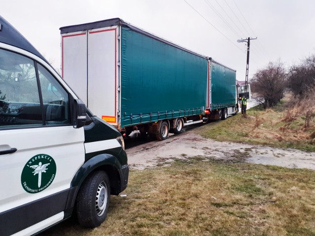 Trzy przypadki ingerencji w pracę tachografów ujawnili inspektorzy łódzkiej Inspekcji Transportu Drogowego. Kierowcy wykorzystując różne, niedozwolone, sposoby próbowali ukryć swoją aktywność za kierownicą ciężarowego pojazdu.