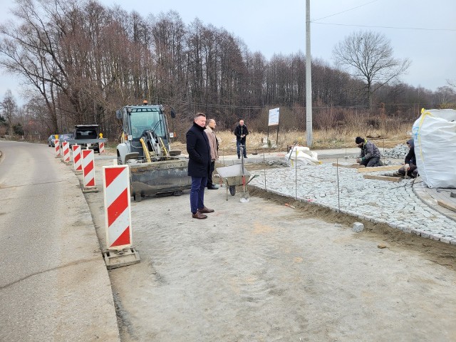 Postępy prac przy remoncie skrzyżowania oceniali starosta Jan Perkowski i wicestarosta Roman Czepe.  Planowany termin ukończenia prac w Choroszczy to 9 grudnia 2022 roku.
