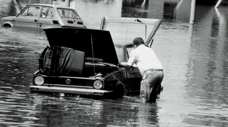 Opole 1997. Ulica Koszyka. Po opadnięciu wody właściciele...