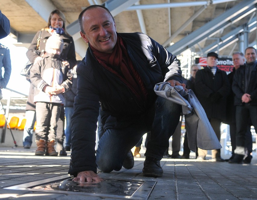 Piotr Świst odsłonił tablicę, poświęconą jego osobie. Jej...