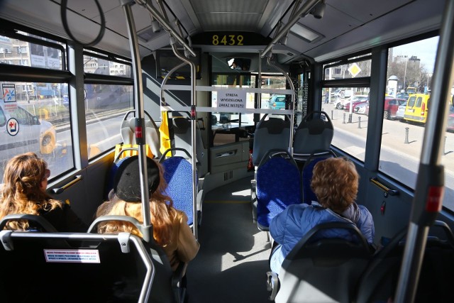 Od 1 czerwca liczba pasażerów, którzy mogą wsiąść do tramwaju czy autobusu to 50 proc. ogółu miejsc - stojących i siedzących