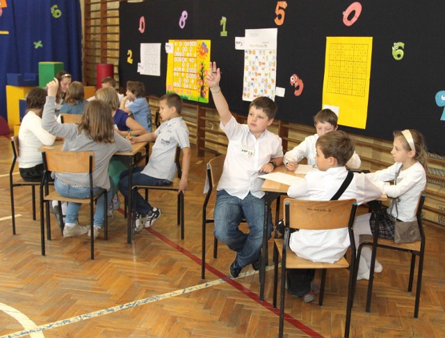 Czteroosobowe drużyny ze szkół podstawowych zmagały się z pytaniami w konkursie matematycznym.