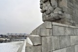 Prasówka. Wraki wyciągane z wody i pomnik dla bohaterów Westerplatte