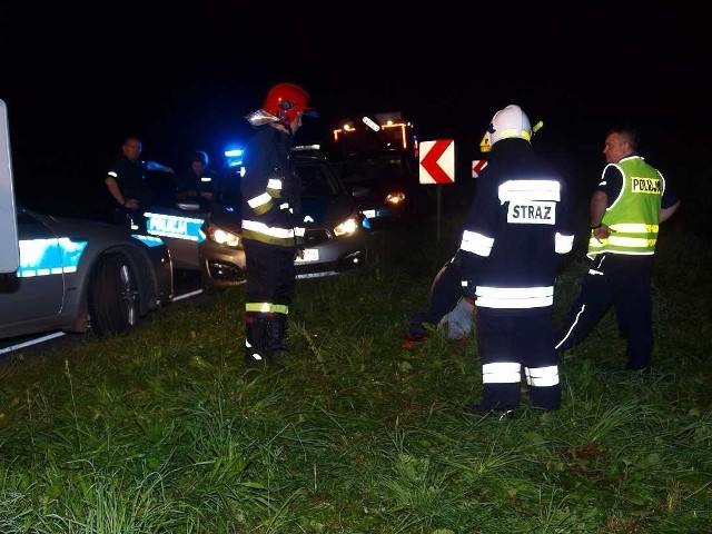 Prośbę o zatrzymanie pojazdu przekazali koszalińskim mundurowym policjanci ze Szczecinka. Otrzymali informację, że seatem prawdopodobnie porusza się pijany kierowca. Ten jednak, na wezwanie do zatrzymania, przyspieszył. Podczas pościgu, jadąc z dużą prędkością, uderzył najpierw w jadącego w tę sama stronę volkswagena passata, a następnie w jadącego z przeciwka peugeota. Autem rzuciło, zatrzymało się na skarpie. Policjanci wyciągnęli z seata 24-letniego mężczyznę z powiatu szczecineckiego. Ten nie chciał poddać sie badaniu alkomatem. Pobrano więc od niego krew. Zobacz także: Pościg ulicami Białogardu