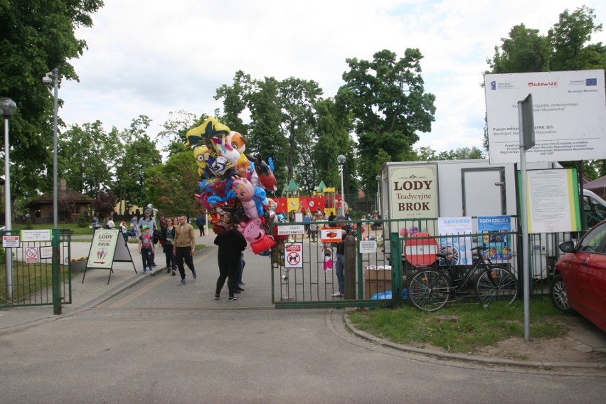 Dzień Dziecka w Ostrowi Mazowieckiej. Kino plenerowe w ogródku jordanowskim. 1.06.2021. Zdjęcia