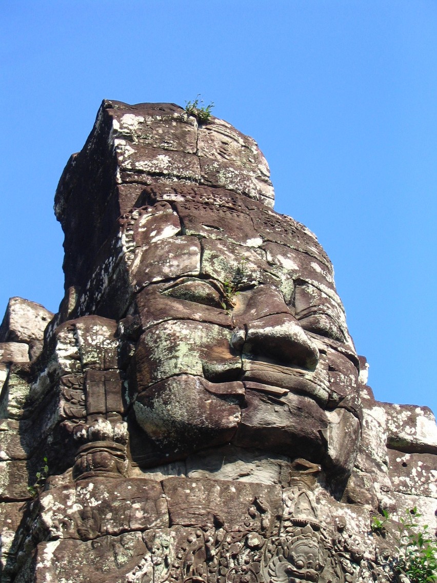 Jedna z 216 pogodnych twarzy boga Avolokiteśwary na świątyni...