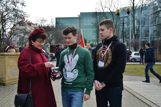 Kwesta prowadzona przez gimnazjalistów, licealistów i studentów rozpocznie się o godzinie 10 i potrwa do późnych godzin popołudniowych. Wolontariuszy będzie można spotkać w centrum miasta, a także podczas oficjalnych uroczystości miejskich.