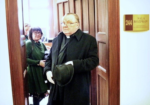Arcybiskup Marian Gołębiewski zeznawał za zamkniętymi drzwiami