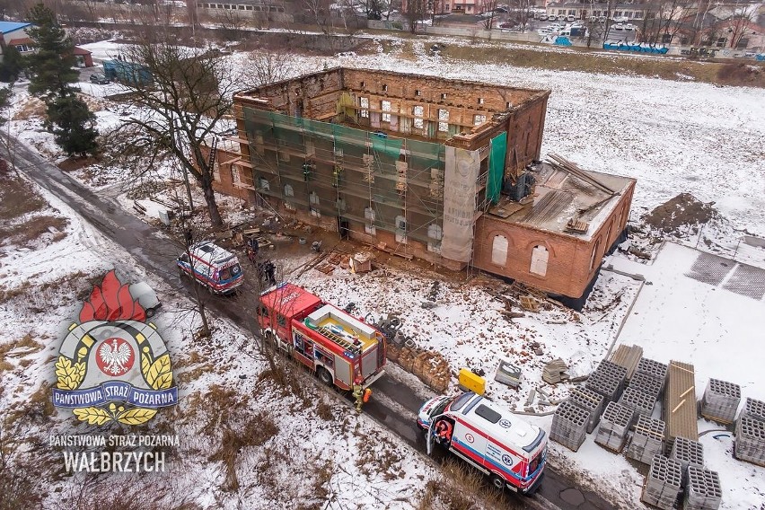 Zawaliła się ściana dworca w Wałbrzychu. Trzy osoby zostały ranne! [ZDJĘCIA]