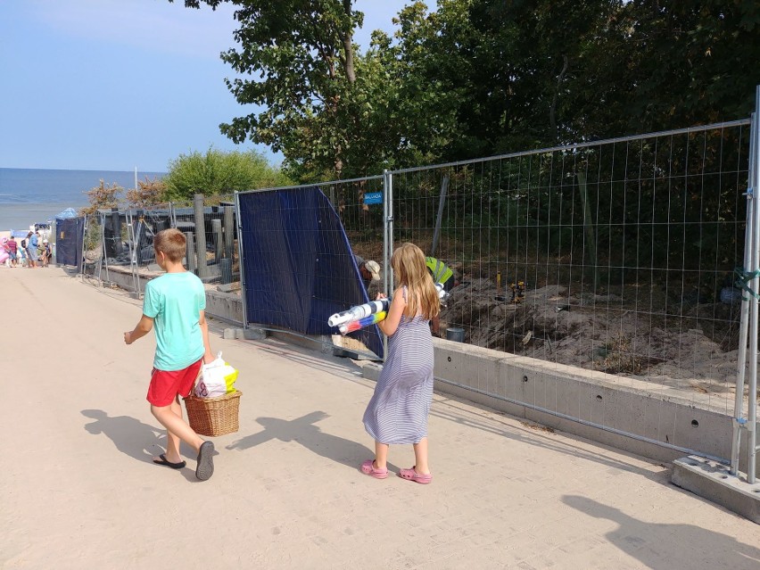 Okropny hałas na plaży w Międzyzdrojach. Turyści mają dość [ZDJĘCIA, WIDEO]