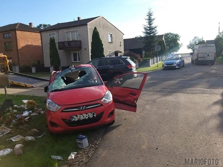 Wypadek w Cieciułowie w powiecie oleskim. Dwie osoby zabrane do szpitala