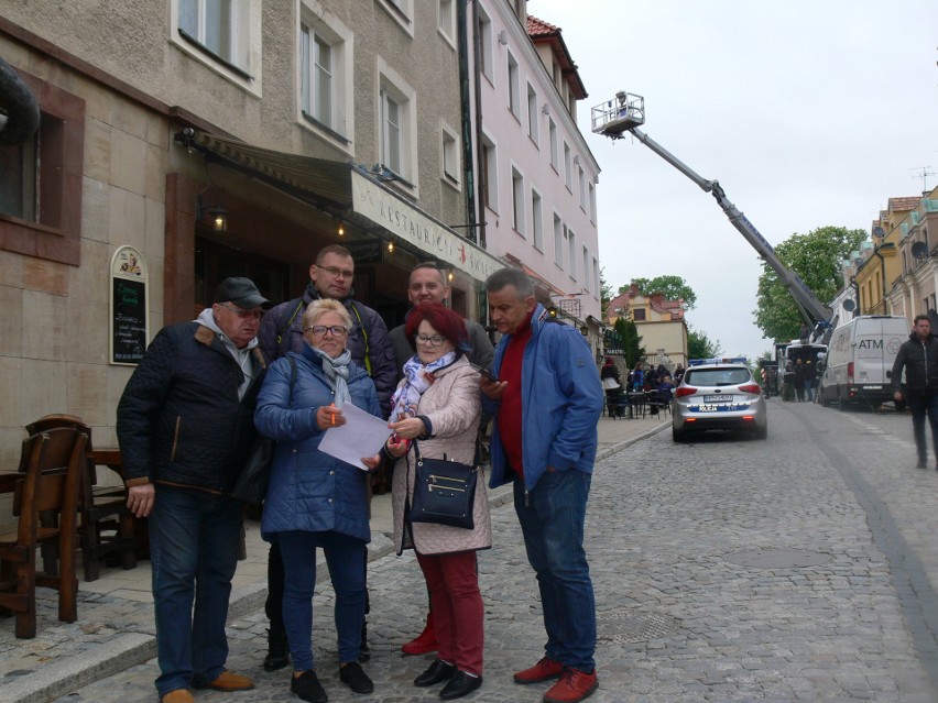 W Sandomierzu trwają zdjęcia do serialu "Ojciec Mateusz". Na planie Artur Żmijewski na rowerze i mocna obsada policjantów [ZDJĘCIA]