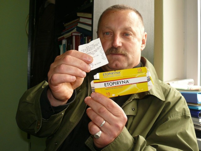 Tadeusz Mościcki prezentuje lek i paragon z apteki, z którymi wszedł do hipermarketu.