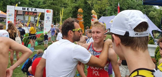 Trener AZS UAM, Filip Przymusiński składa gratulacje swojemu podopiecznemu, Filipowi Glapie za zwycięstwo w kategorii młodzików