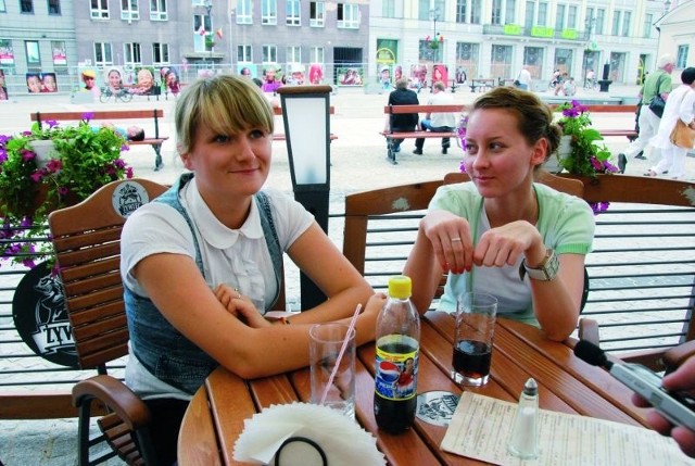 - Jeśli już ktoś musi zapalić, to może to zrobić poza lokalem - mówią nam Justyna Iwaniuk (z lewej) i Emilia Klimowicz
