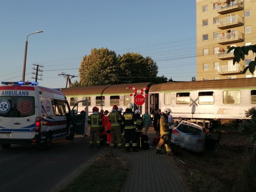 Samochód wjechał pod pociąg w Lęborku. 30.07.2021 r. Jedna osoba została ranna. Pociąg jechał z Łeby do Krakowa 