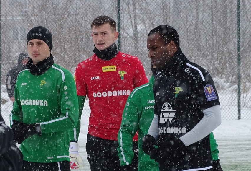 Górnik Łęczna pokonał Chełmiankę w sparingu rozgrywanym na zaśnieżonym boisku w Lubartowie. Zobacz zdjęcia