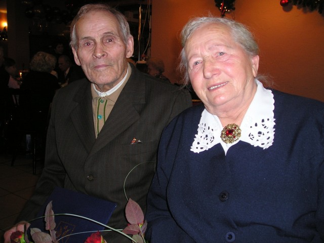 Helena i Bolesław Ludwiczakowie pobrali się 18 stycznia 1941 roku. Wczoraj obchodzili jubileusz pożycia małżeńskiego. Parze życzymy dalszych 65 lat życia w zgodzie i zdrowiu.