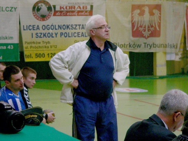 Roman Trzmiel, uznany trener piłki ręcznej wrócił na ławkę szkoleniową AZS Politechniki Radom, w meczu z Piotrkowianinem Piotrków Trybunalski.