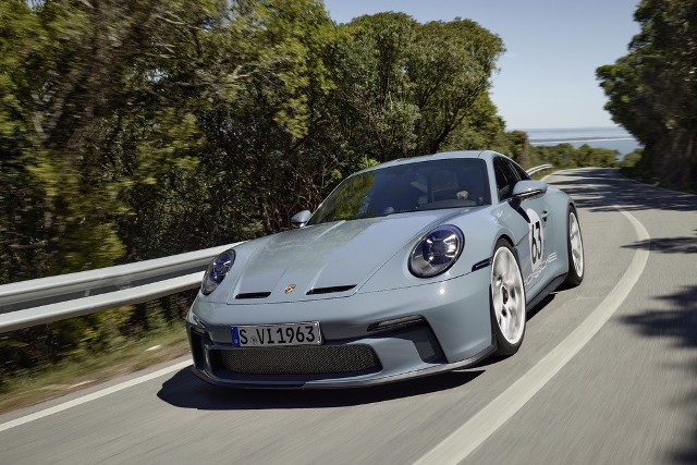 Nowe Porsche 911 S/T można już zamawiać, w cenie 1 623 000 zł. Pakiet Heritage Design kosztuje 90 041 zł. Czasomierz Chronograph 1 – 911 S/T jest dostępny od 61 700 zł.