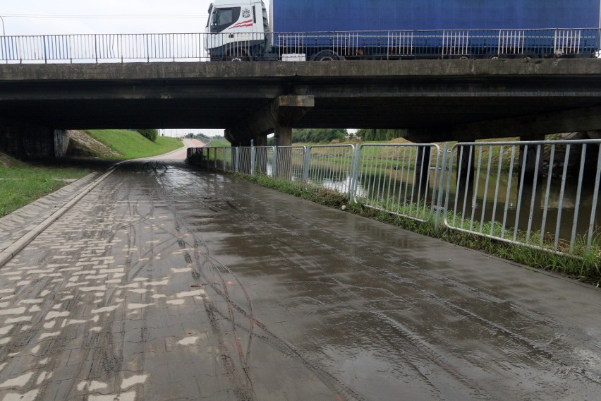 Woda z Bystrzycy zalała ścieżkę rowerową przy ul. Mełgiewskiej. Zostało błoto. Zobacz zdjęcia