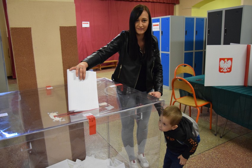 Pani Agnieszka z synem Szymkiem zagłosowała w szkole...