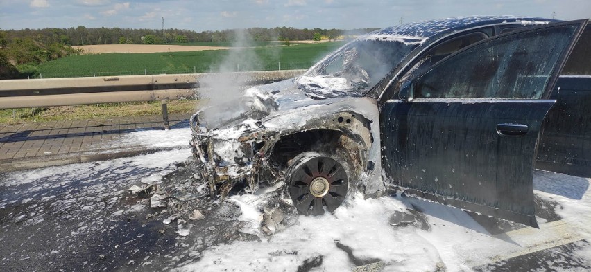 Audi stanęło w płomieniach na A4 pod Wrocławiem. Kierowca zdążył uciec [ZDJĘCIA]