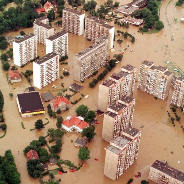Nysa jest jedynym tak dużym miastem w Polsce położonym tuż poniżej zbiornika wodnego.  W 1997 powódź wyrządziła tu wielkie straty.